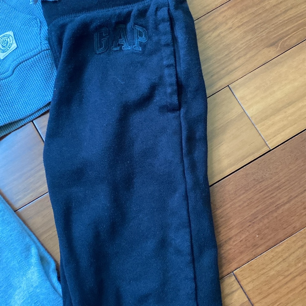 Gap boys 6/7 sweatpants and sweatshirt - Picture 3 of 4